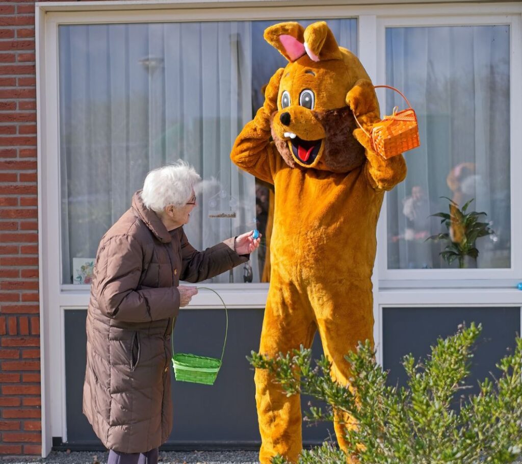 De paashazen van Goodwill op bezoek bij een dementie zorgcentrum